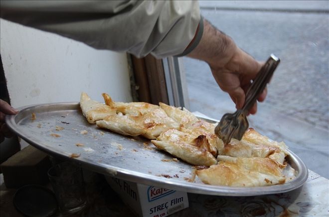 Suriyeli mülteci tatlı yaparak geçimini sağlıyor