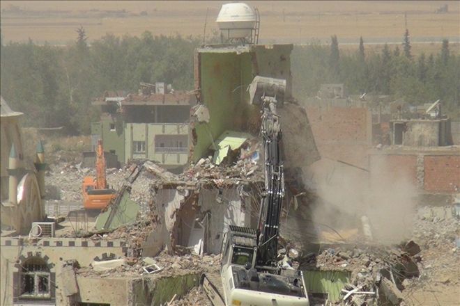 Nusaybin´de ağır hasarlı yapıların yıkımı sürüyor