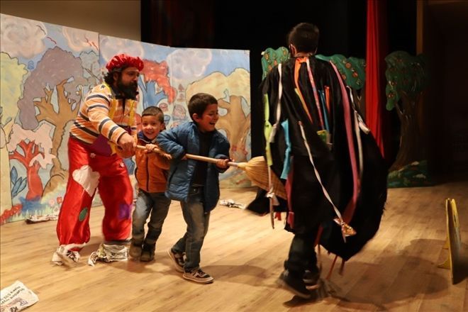 Mardin´de 15 bin çocuk tiyatro ile buluşacak.