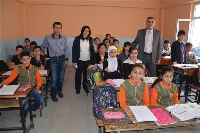 Suriyeli öğrencilere kırtasiye yardımı