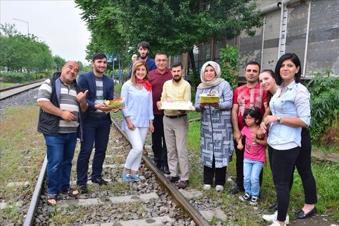 Doğum Günü Pastasını, tren raylarında kesti