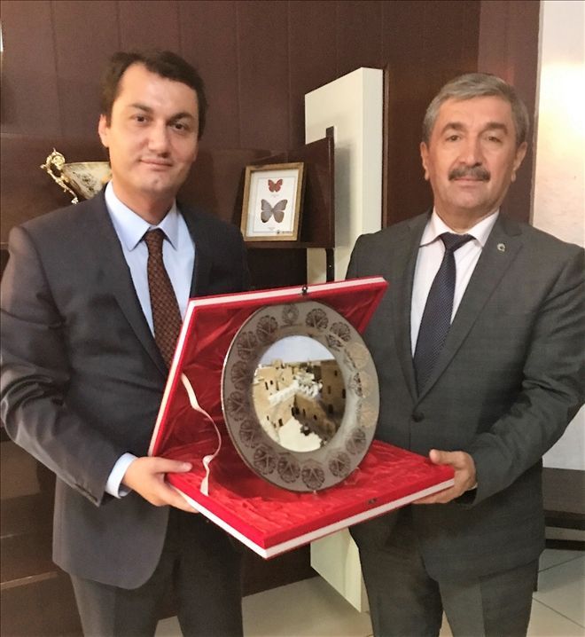 Kaymakam´dan PTT Başmüdürüne Plaket