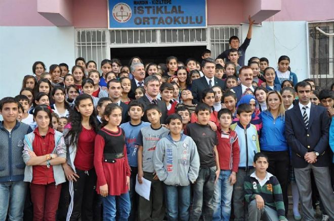 Vali Cengiz ve Gazeteci Çelik öğrencilerle buluştu.