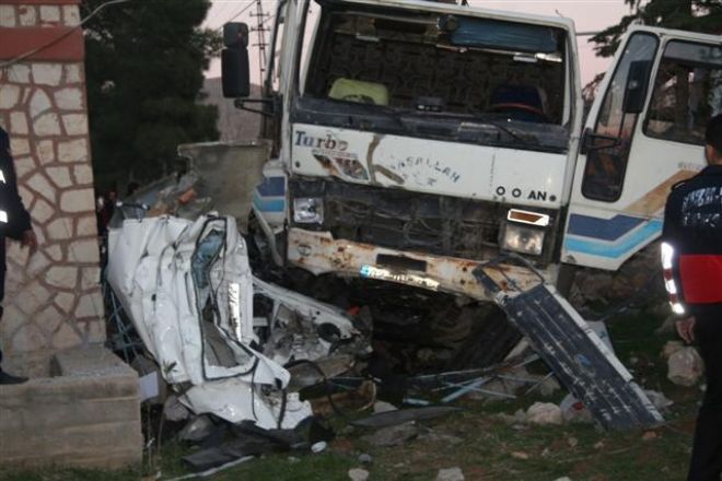 Mardin&#039;de zincirleme kazası 2 ölü 4 yaralı