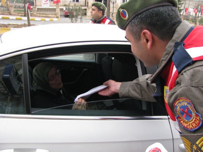 Jandarma Yaşlı Yolculara Hediye Dağıttı.