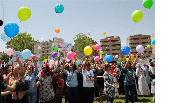 Kadınlar Eşitlik İçin Havaya Balon Bıraktı