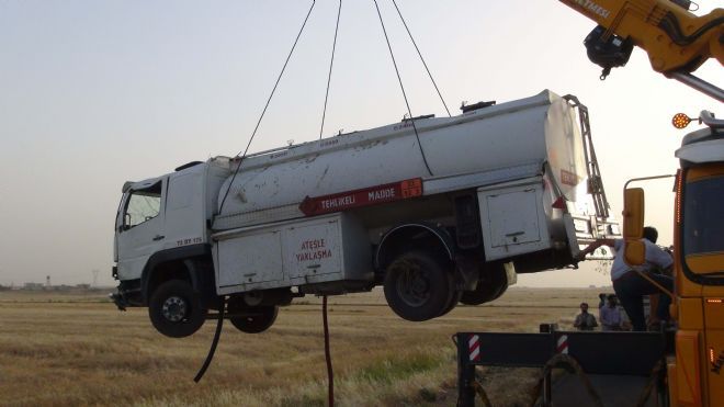 MAZOT YÜKLÜ KAMYON DEVRİLDİ: 1 YARALI