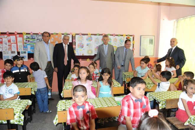 Mardin Valisi Ayağının Tozu İle Karne Dağıttı.