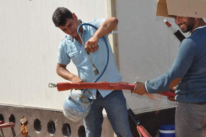 Köylüler Elektrik Arızasını Gidermeye Çalıştı