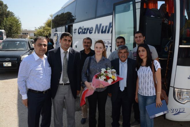 Mardin'e atanan öğretmenler çiçeklerle karşılandı