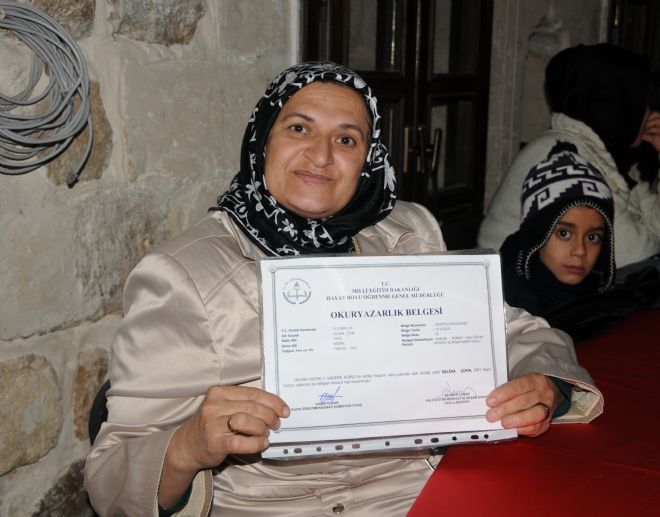 Mardin`de okuma yazma öğrenen kadınlara sertifka verildi