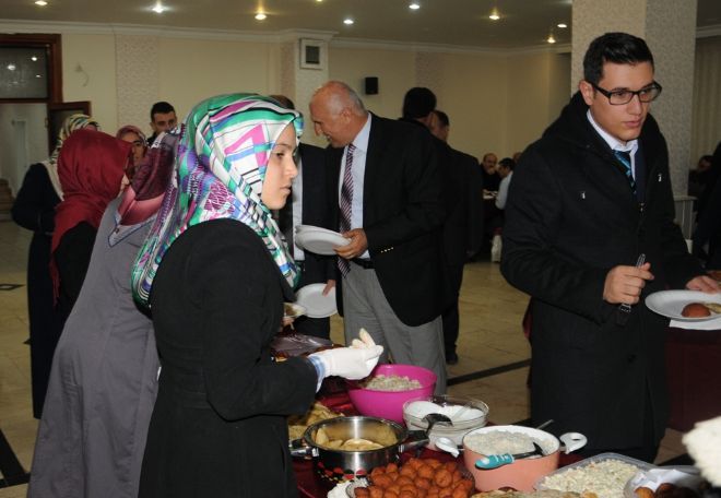 Lise öğrencileri umreye gitmek için kermes açtı