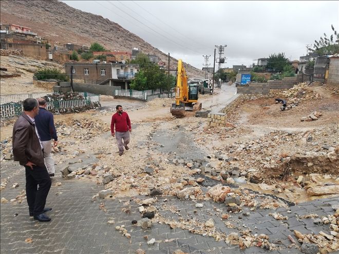 Mardin´de dereler taştı, asfaltlar yarıldı