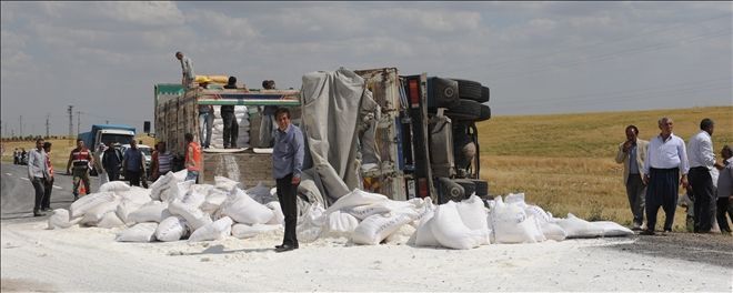 Mardin´de un yüklü kamyon devrildi