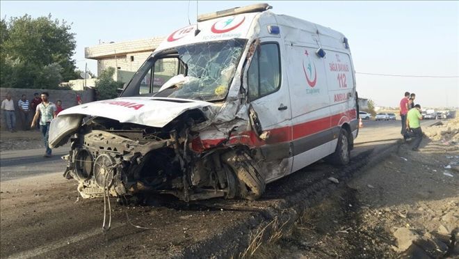 Ambulans ile kamyonet çarpıştı: 9 yaralı