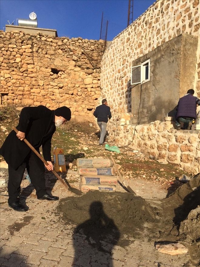 Cami onarımında, rahip harç karıp sıva yaptı.