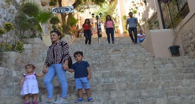 Turistler akın etti, adım atacak yer kalmadı