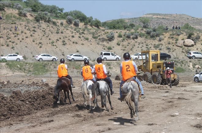 Mardin´de rahvan atları yarışı renkli görüntülere sahne oldu