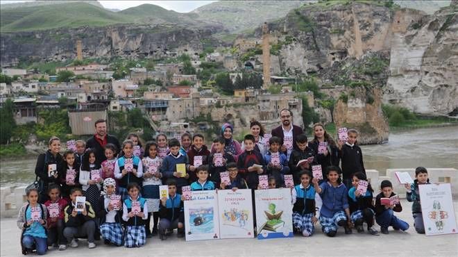 Kitap Kurdu Öğrenciler  Hasankeyf'te