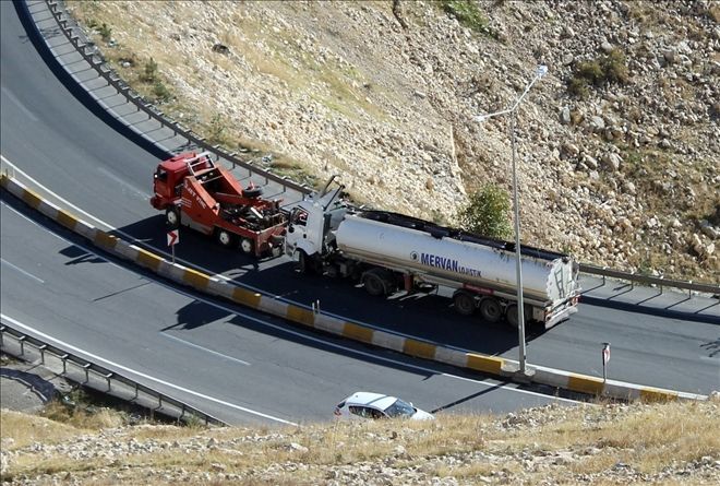 Ham petrol yüklü tanker devrildi