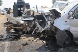 Mardin`de Otomobil Minibüsle Çarpıştı: 4 Ölü, 3 Yaralı