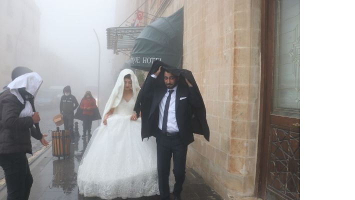 Mardin'de düğün fotoğrafı çekimlerine sis engeli!