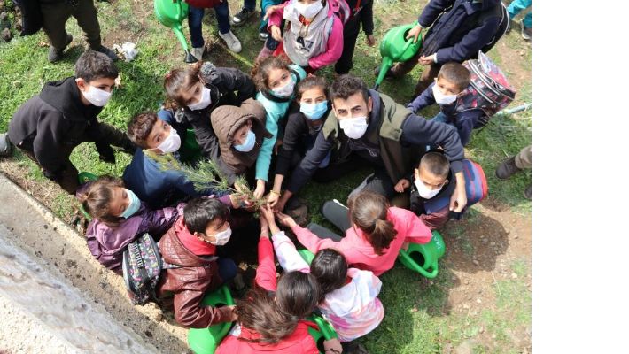 Derikli Öğrenciler Okul Bahçesine Fidan Dikmenin Mutluluğunu Yaşadı