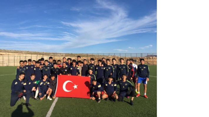 Futbolu özleyen gençler antrenmanlara koştu