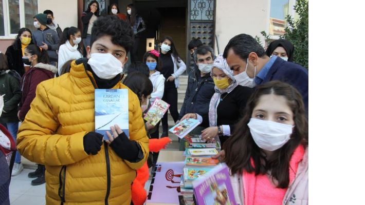 Gelecek Parti&#039;den öğrencilere kitap hediyesi