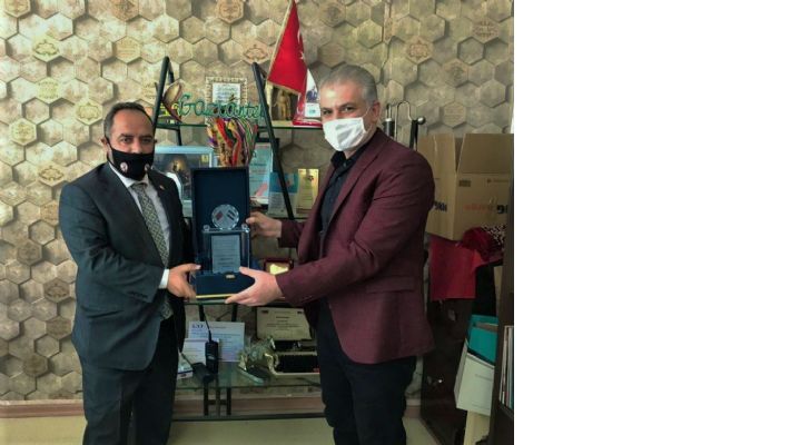 Suriyeli Doktorlar Derneği'nden GBC Başkanı Kurt'a teşekkür plaketi