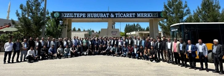 AK Parti Mardin Milletvekili adayı Faruk Kılıç buğday pazarında
