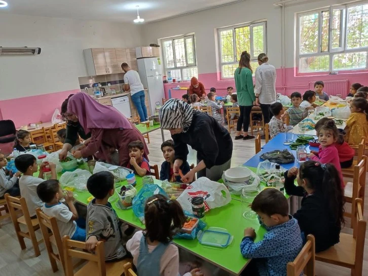 Anaokulu Öğrencileri Okulda Turşu Yaptı