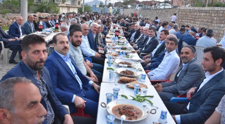       Babaları için 4 bin kişilik mevlit okuttu  iftar  yemeği verdi