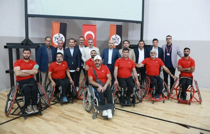 Bakan Kasapoğlu’ndan Tekerlekli Sandalye, Basketbol Takımına Destek