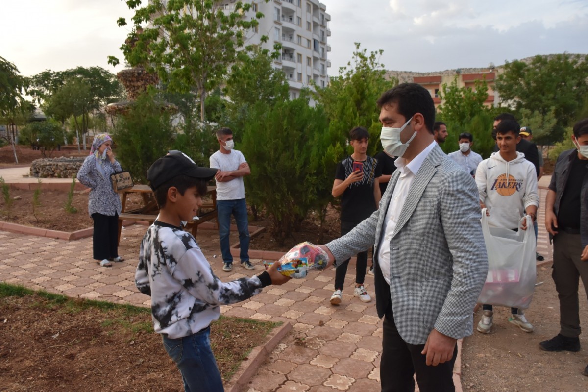Başkan Aksoy Parkı gezdi, çocuklara oyuncak dağıttı