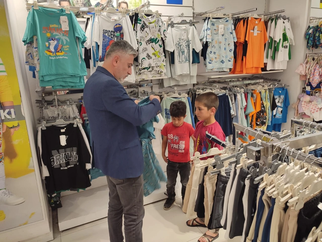 Bayhoca'dan ihtiyaç sahibi çocuklara giyim yardımı