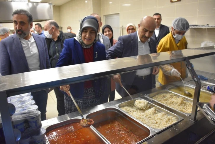 Büyükşehir Belediyesi  2 bin öğrenciye  iftar yemeği verdi 
