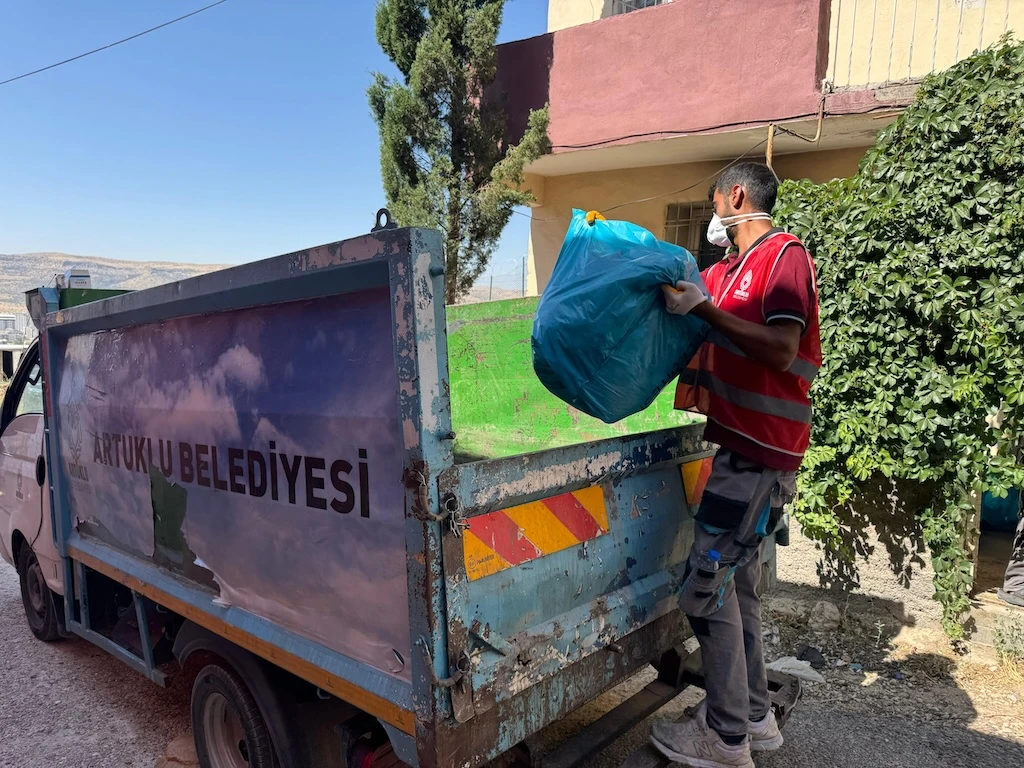Çöp Ev” Artuklu Temizlik Ekipleri Tarafından Temizlendi