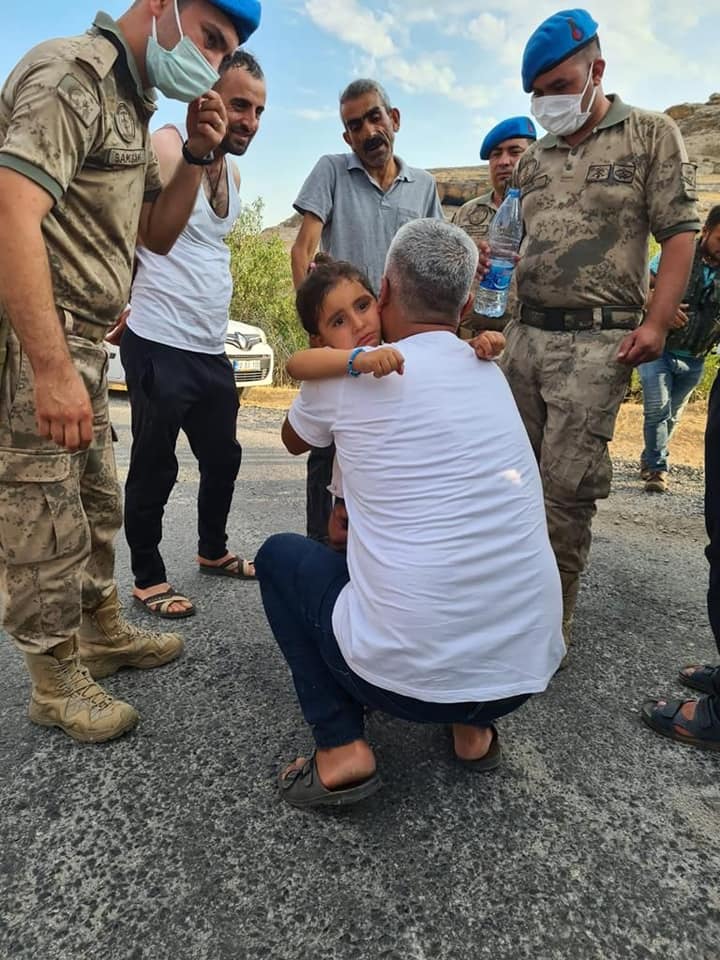 Dağda kaybolan 3 yaşındaki Hazal’ı Mehmetçik buldu