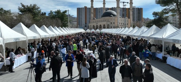 Depremzedeler İçin Hayır Çarşısı Açıldı