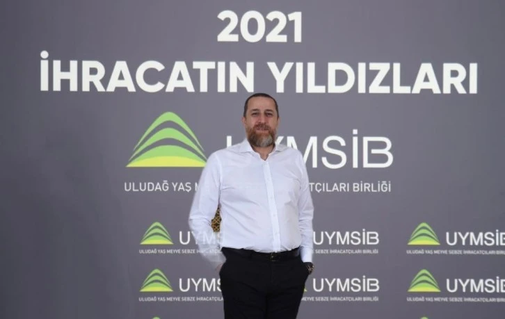 Erkan İzgi başarı ödülünü aldı