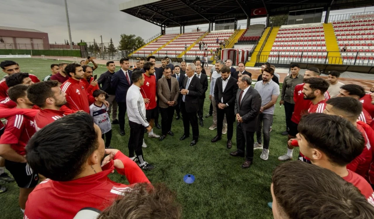 Galatasaray Başkanı Dursun &Ouml;zbek ve eski başkan  Adnan Polat, Mardispor  takımın ziyaret etti 