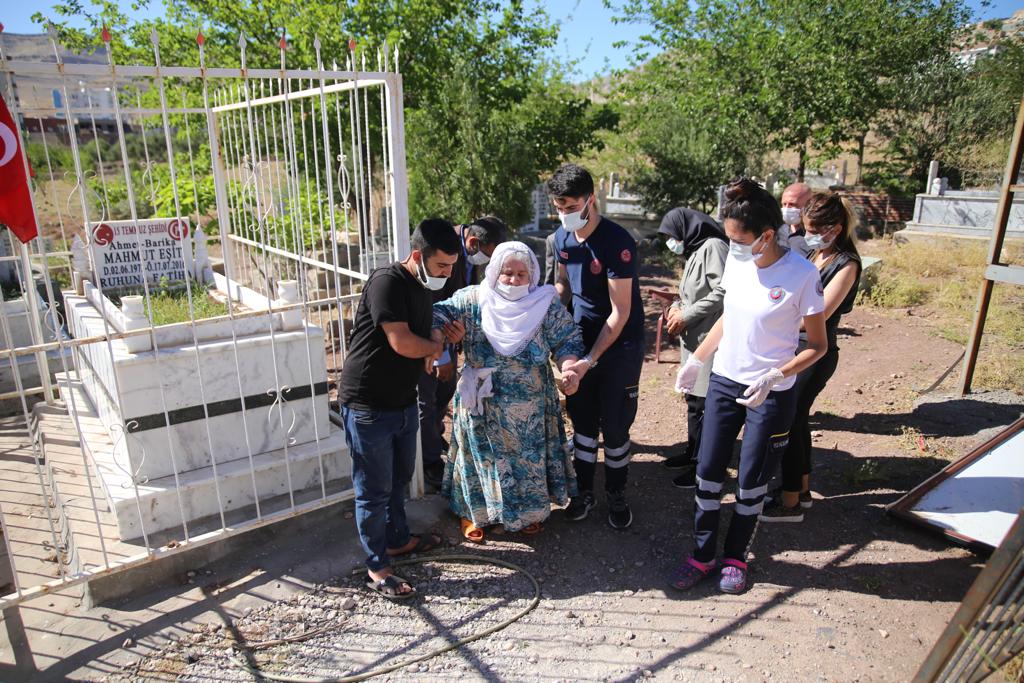 Görme Engelli Şehit Annesine Vali Eşi Destek Oldu