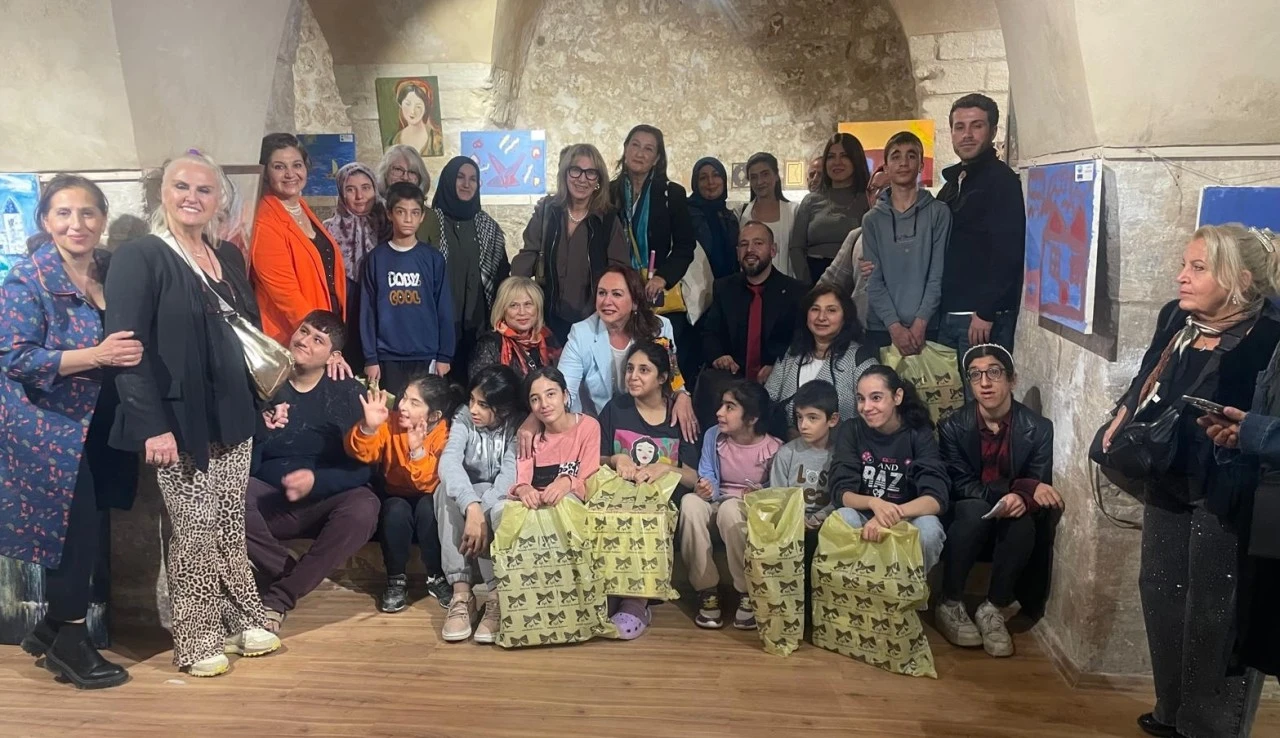 Guinness Rekorlar Kitabına Giren Mardinli &Ccedil;ocukların Resimleri Mardin&rsquo;de Sergilendi