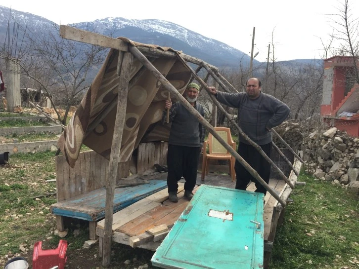 Hatay'da bir köy çadır bekliyor