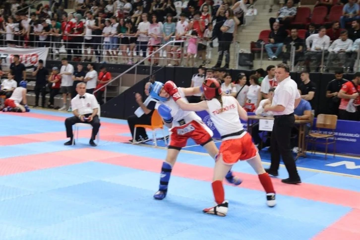 Hemşire Duygu Turan, Kick Boks Şampiyonasında Fırtına Gibi Esti