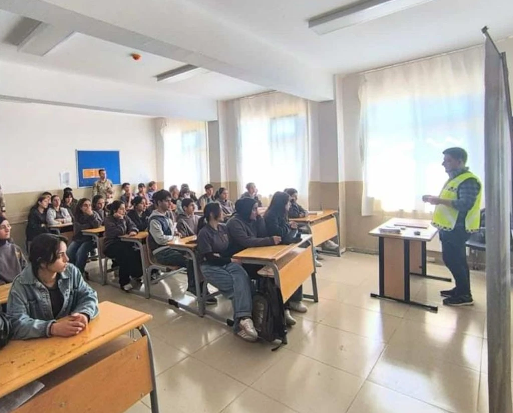 Jandarmadan &Ouml;ğrencilere Dijital G&uuml;venlik Eğitimi