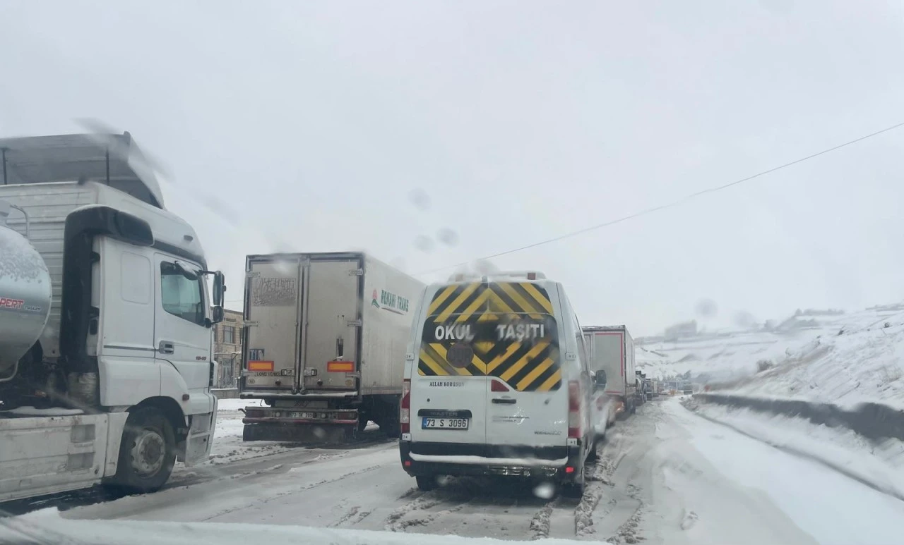 Kar yağışı ulaşımı olumsuz etkiledi  Karayolları eleştirilerin odağında