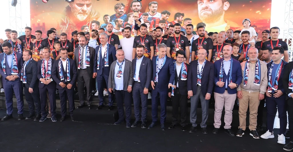 Mardin 1969 Spor, şampiyonluk kupasını aldı