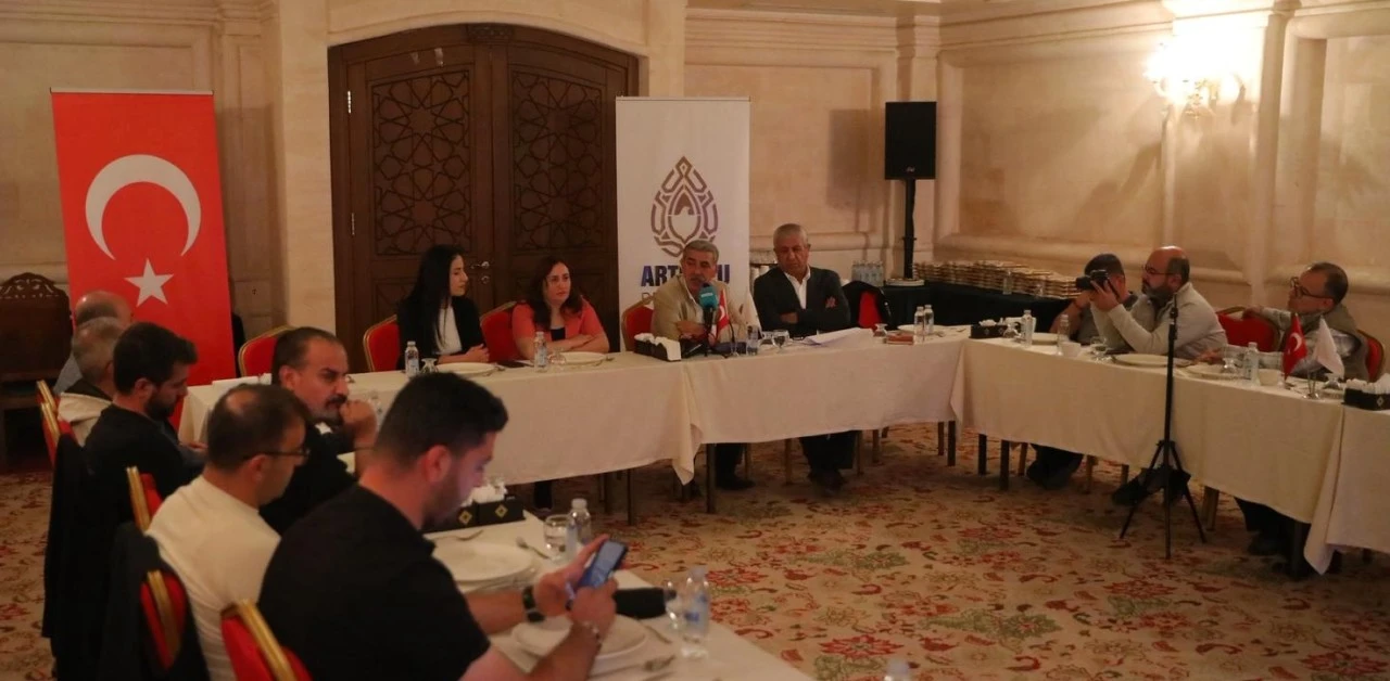Mardin Artuklu Belediye Başkanı Amak, Basınla Buluştu: &ldquo;Halkımıza Hizmet Ediyor, Hesap Veriyoruz&rdquo;